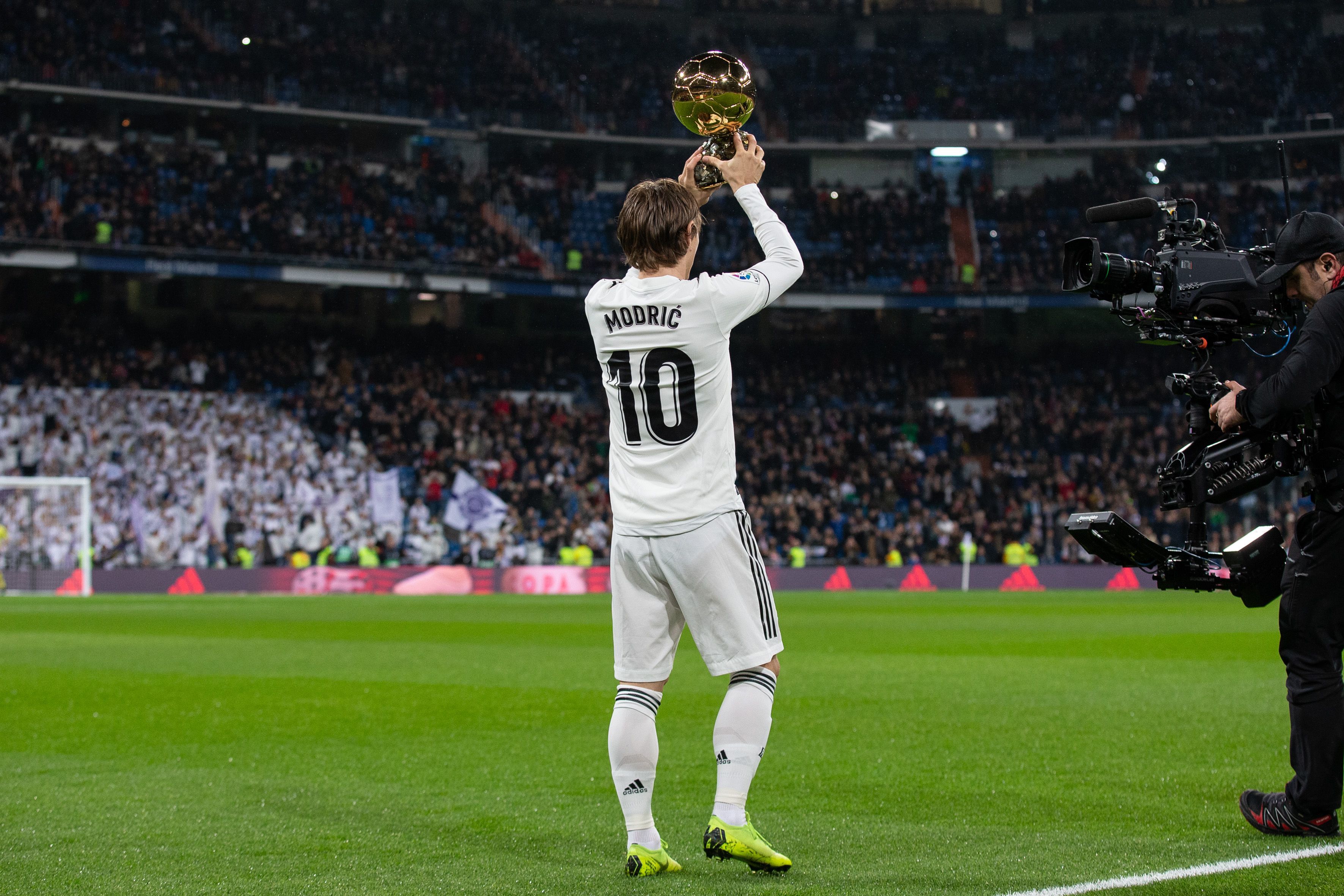 ESPN：曼联计划明年夏窗再引进中场，届时球队将有足够资金