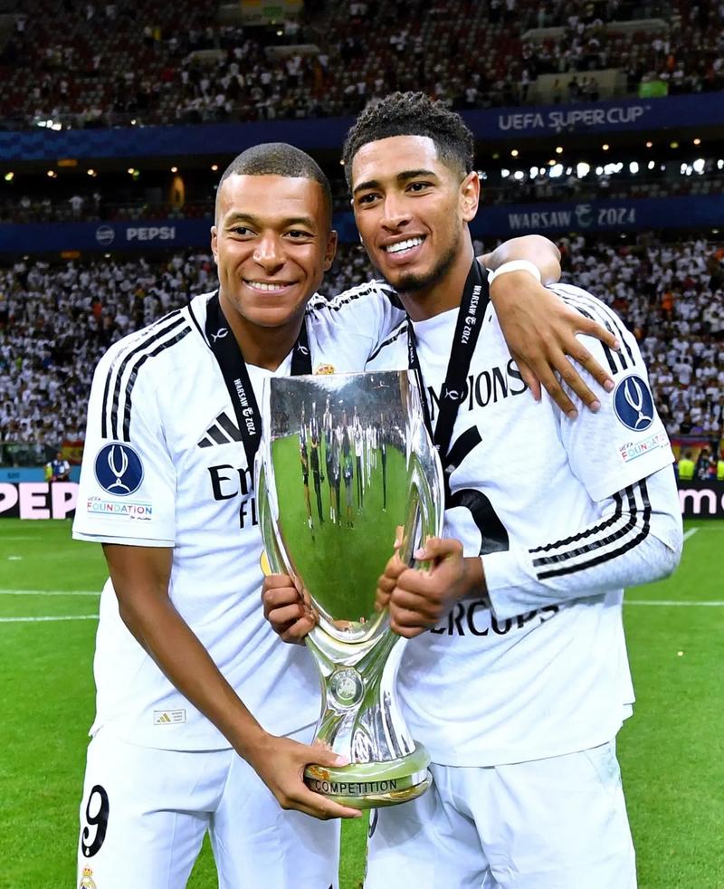 阿方索·戴维斯：本轮欧冠我将迎来复出，不确定是否能上场（阿方索·戴维斯：本轮欧冠复出在即，是否登场尚未确定）